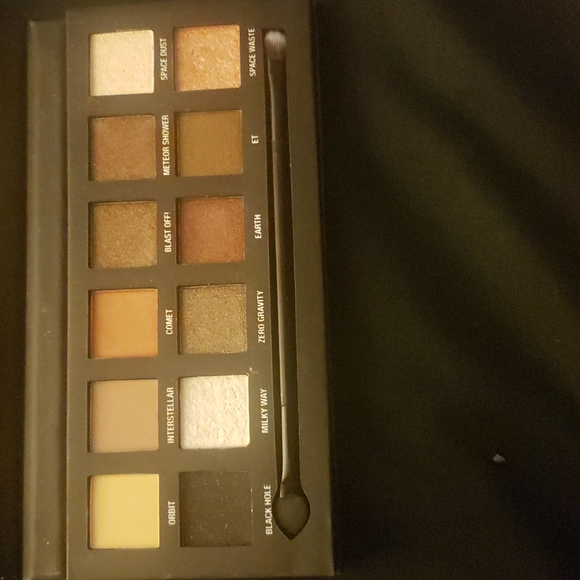 W7 Eye shadow palette - Picture 2 of 2